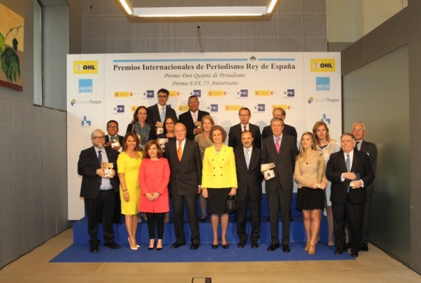 Sus Majestades los Reyes junto a los galardonados en la XXXI edición de los Premios Internacionales de Periodismo Rey de España